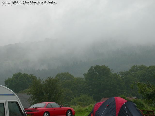dscn0124.jpg - In den walisischen Bergen auf unserem Campingplatz haben sich die Wolken festgesetzt.